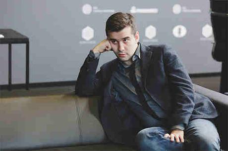 Le grand-maître russe Ian Nepomniachtchi (2751) joue sans compromis : 2 gains et deux défaites - Photo © Max Avdeev