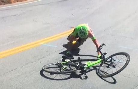 Un cycliste complètement KO après une chute au Tour de Californie