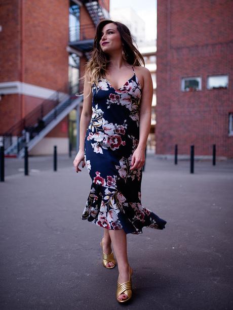 Quand la robe à fleurs rencontre le blazer