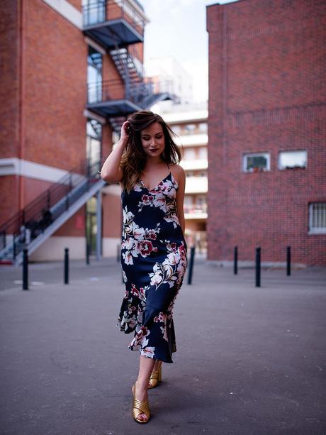 Quand la robe à fleurs rencontre le blazer