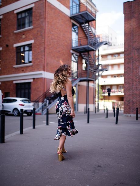 Quand la robe à fleurs rencontre le blazer