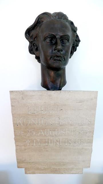 Louis II dans la sculpture: le bronze relégué de Krün