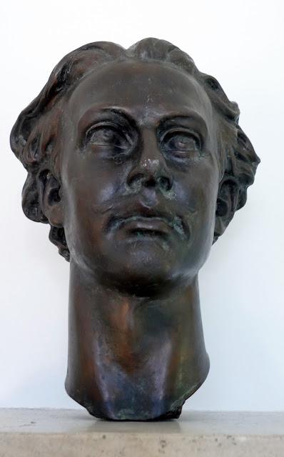Louis II dans la sculpture: le bronze relégué de Krün