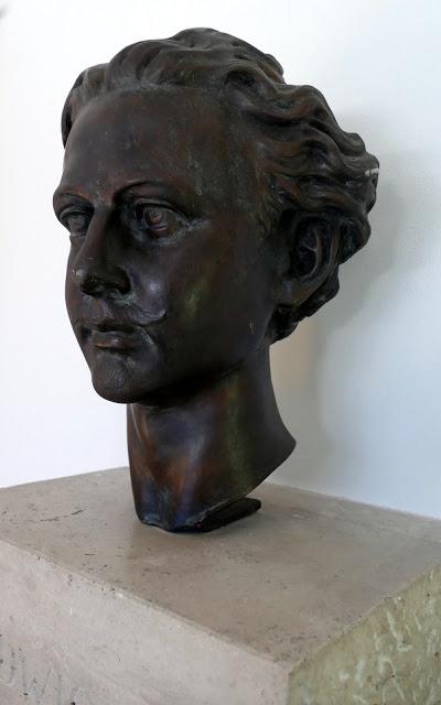 Louis II dans la sculpture: le bronze relégué de Krün