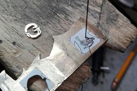 Pendentif enfant en or découpé lettres initiales en or 18 carats