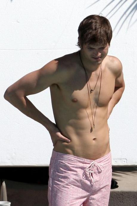 Les beaux mecs sont à la plage !