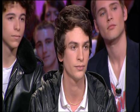 “Les Shades” un groupe de rock avec une bombasse à l’intérieur ! les shades
