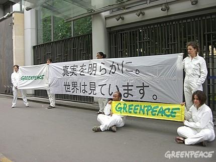 Greenpeace manifeste devant l’ambassade du Japon à Paris en soutien à ses militants emprisonnés