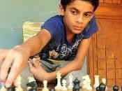 sauvé leur village jouant échecs