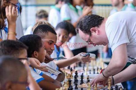 Une simultanée d'échecs jouée par le grand-maître Fabien Libiszewski - Photo © France-Antilles