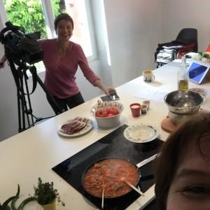 tournage de la recette de la piperade pour les carnets de julie france 3 émission spéciale ratatouille - recette dans la cuisine d'assiettes et compagnie à biarrtiz