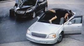 Lorsque des femmes temeraires sautent sur le capot d'une voiture pour arrêter des voleurs - 2 Videos