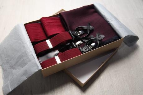 Coffret Bordeaux Hype : Bretelles clips ou boutons, étole en laine, 2 paires des chaussettes en fil d’Ecosse : 129€ Coffret Bordeaux Hype : Bretelles clips ou boutons, étole en laine, 2 paires des chaussettes en fil d’Ecosse : 129€