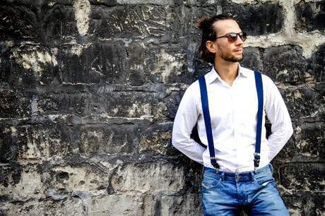 Bretelles sur un look « casual » jean et chemise blanche, idéal pour un dimanche après-midi Bretelles sur un look « casual » jean et chemise blanche, idéal pour un dimanche après-midi