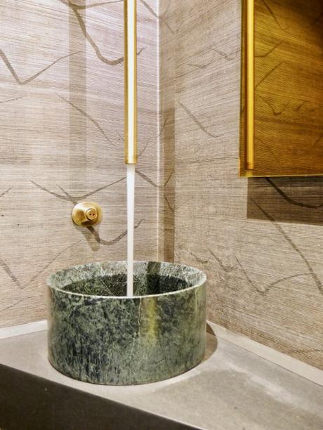 Visite déco : 19m2 par JC Peyrieux bec de lavabo suspendu laiton sdb marbre vert