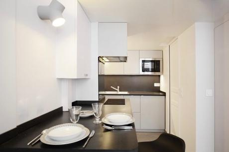 Visite déco : 19m2 par JC Peyrieux cuisine noir blanc studio 19m2 paris