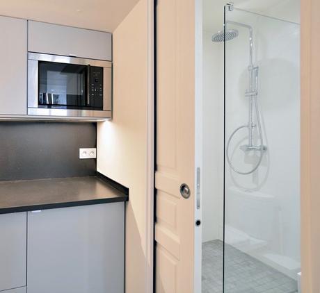 Visite déco : 19m2 par JC Peyrieux cuisine noire blanche studio 19m2 paris