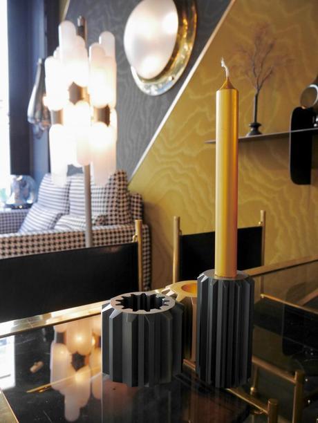 Visite déco : 19m2 par JC Peyrieux 19m2 paris peyrieux papier peint or salon noir