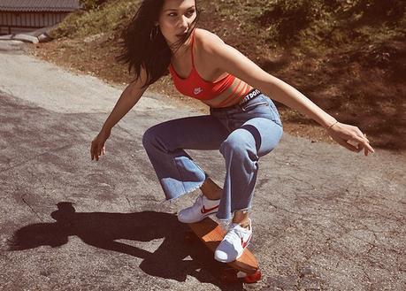 Bella Hadid célèbre les 45 ans de la Nike Cortez sur un skateboard