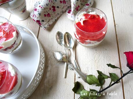 Verrines fraises rhubarbe façon cheesecake Verrines fraises rhubarbe façon cheesecake