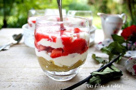 Verrines fraises rhubarbe façon cheesecake Verrines fraises rhubarbe façon cheesecake