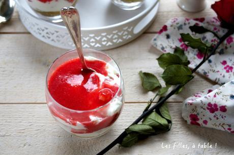 Verrines fraises rhubarbe façon cheesecake Verrines fraises rhubarbe façon cheesecake