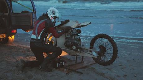 Une moto en bois qui carbure à l’algue par Peter Mooij et Mans Ritsert