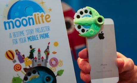 Moonlite : Le mini-projecteur donne vie aux histoires d’enfants