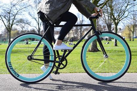 Vélo Fixie Quella Nero Turquoise en action Vélo Fixie Quella Nero Turquoise en action
