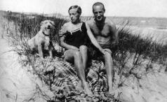 1928_Katarzyna Kobro and Władysław Strzemiński (and enthusiastic dog) on the beach in Chałupy in August