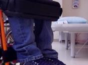 fauteuil roulant facilite actions quotidiennes personne mobilité réduite