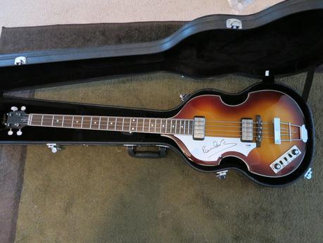 Une basse signée par Paul McCartney aux enchères Une basse signée par Paul McCartney aux enchères