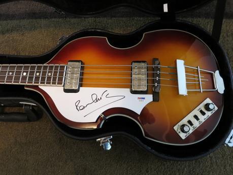 Une basse signée par Paul McCartney aux enchères Une basse signée par Paul McCartney aux enchères