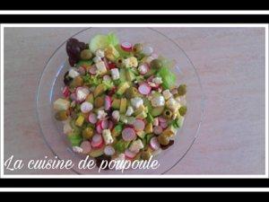 Salade vertes, avocat, olives vertes, radis rose, concombre et feta