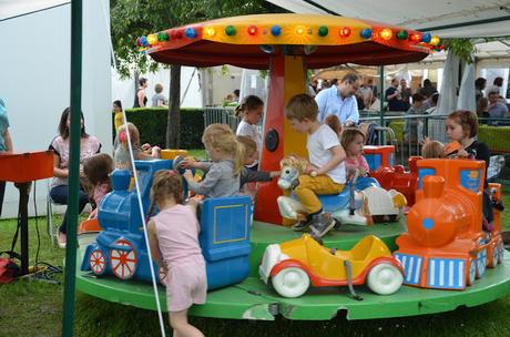 Le regard vide des enfants en carrousel