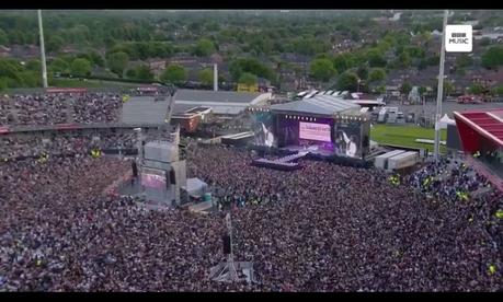 Liam Gallagher and Coldplay - Live Forever (One Love Manchester) 