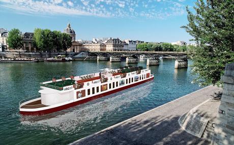 Roland Garros dans la ville: Naviguez gratuitement sur une péniche itinérante le long de la Seine.