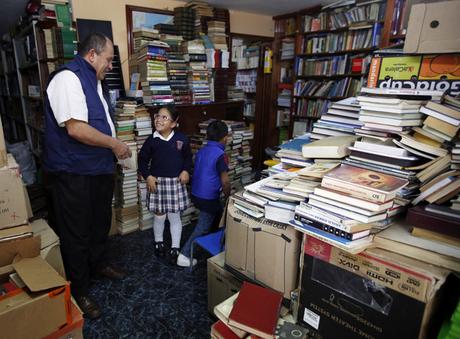 Un éboueur récupère les livres jetés et ouvre une bibliothèque gratuite