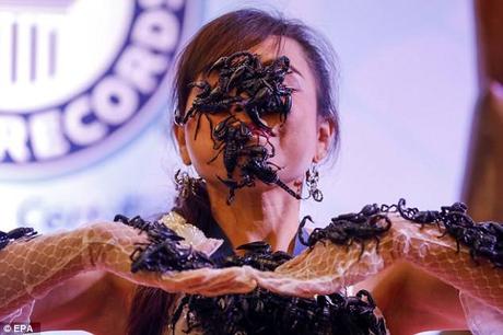 Une thailandaise met un scorpion vivant dans sa bouche pendant 3 minutes
