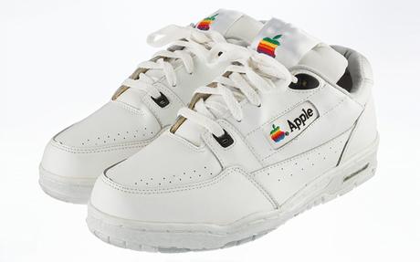 Apple : rares sneakers de 1990 mises aux enchères