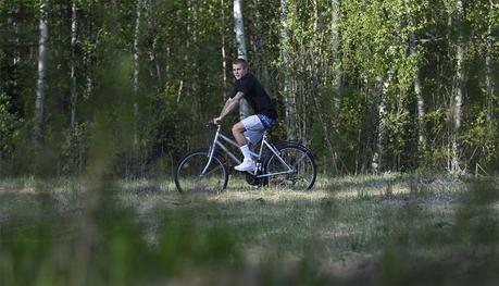 STYLE : Justin Bieber on a bike, wearing Mossimo Supply co. swimshorts