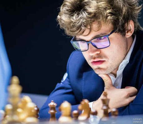 Depuis qu'il a porte des lunettes, tout est moins clair pour Magnus Carlsen qui occupe la dernière place du tournoi d'échecs - Photo © Lennart Ootes