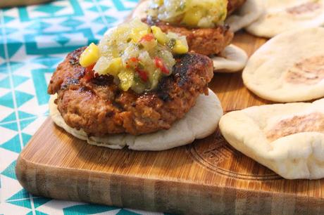 #PouletCA #AD- Des Mini Burger de Poulet avec de la salsa de mangue et des nachos