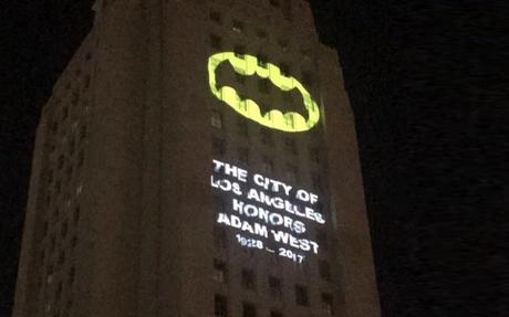 Los Angeles : un Bat Signal géant projeté cette nuit en hommage à Adam West