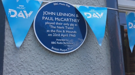 Une plaque inaugurée à Caversham pour saluer les Beatles #beatles