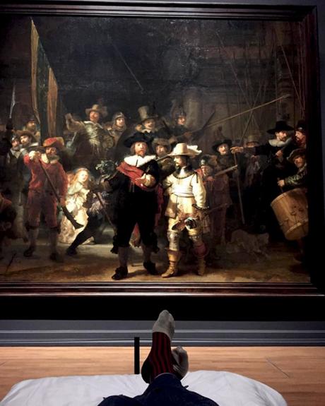 Il passe la nuit devant les chefs-d’œuvre de Rembrandt du Rijksmuseum