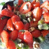 Salade de fraises, kiwis, tomates chèvre parfumés au Basilic