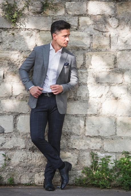 La veste grise et le pantalon bleu à carreaux sont fabriqués à partir d’un tissu léger signé VITALE BARBERIS CANONICO 100% Laine froide