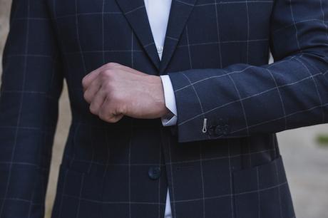 Comment s’habiller classe quand il fait chaud ? Veste bleue marine TAILOT TRUCKS à grands carreaux est fabriquée à partir d’un tissu léger et bien sûr non doublé, signé VITALE BARBERIS CANONICO 100% Laine
