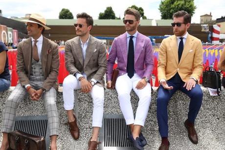 Costumes colorés et dépareillés avec un retour de couleurs vives Costumes colorés et dépareillés avec un retour de couleurs vives